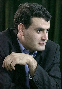 momeni.jpg