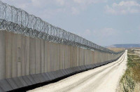 new/divarkeshi-dar-marze-afghanestan1.jpg